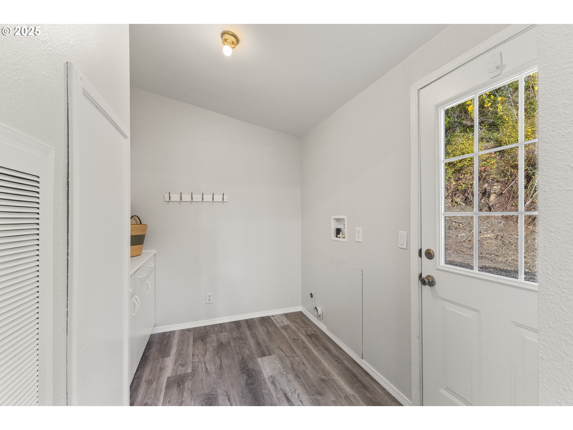 20191 Highway 42 Myrtle Point, OR 97458 - Photo 16 of 41 a view of an empty room with wooden floor and windows