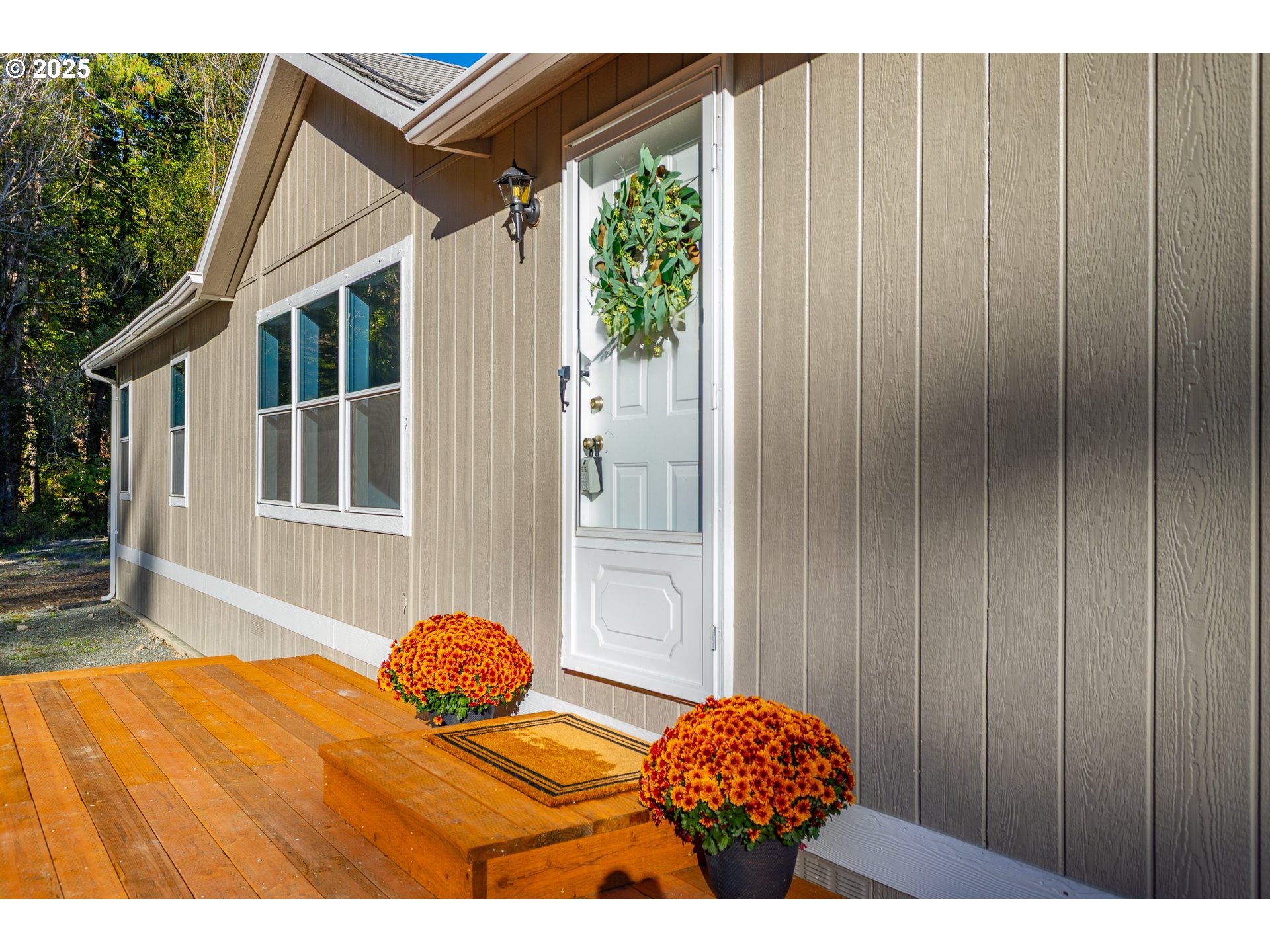 20191 Highway 42 Myrtle Point, OR 97458 - Photo 6 of 41 a bedroom with a bed and a window