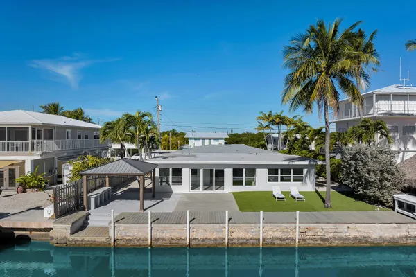 a view of house with a tub and seating space