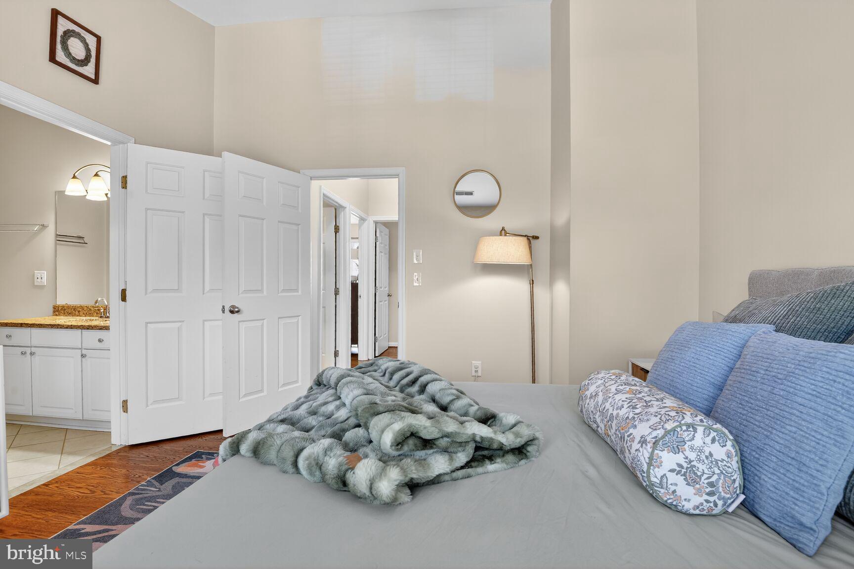 917 Rolfe Place Alexandria, VA 22314 - Photo 16 of 34 a living room with furniture