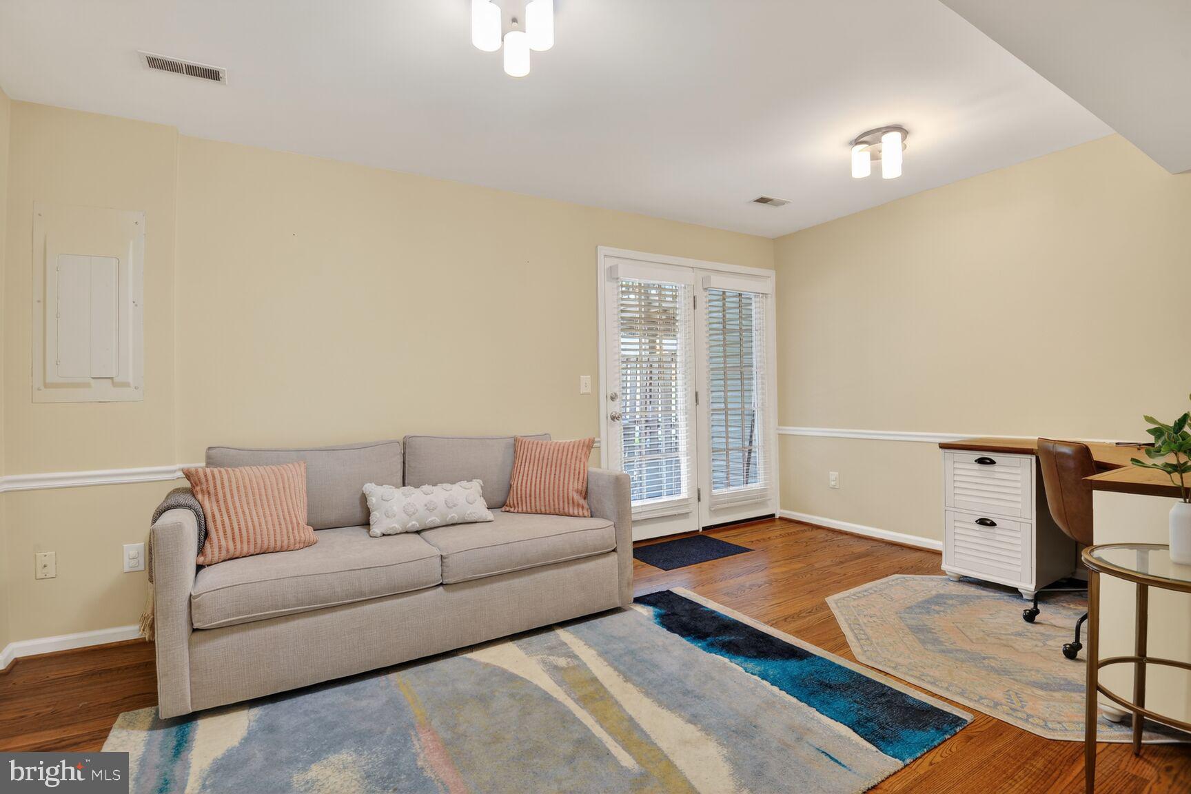 917 Rolfe Place Alexandria, VA 22314 - Photo 24 of 34 a living room with furniture and a couch