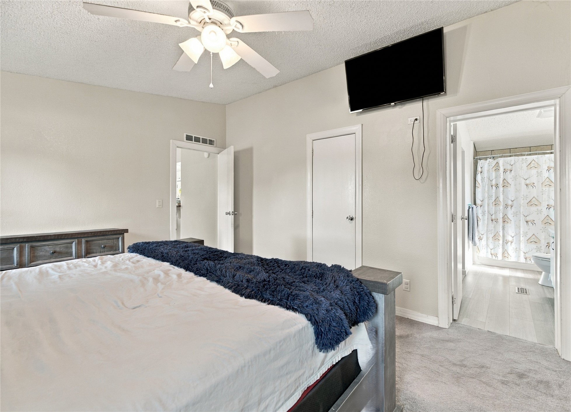 15 Sun Prairie Road Pryor, OK 74361 - Photo 13 of 34 Ceiling fan with integrated lighting in the master bedroom
