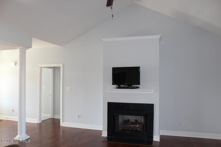 503 Diamond Ridge Court Hubert, NC 28539 - Photo 7 of 36 Living room/fireplace