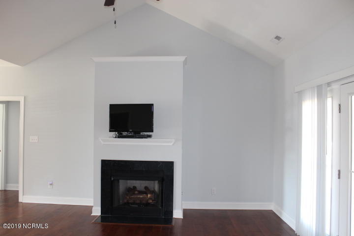 503 Diamond Ridge Court Hubert, NC 28539 - Photo 8 of 36 Living room/fireplace