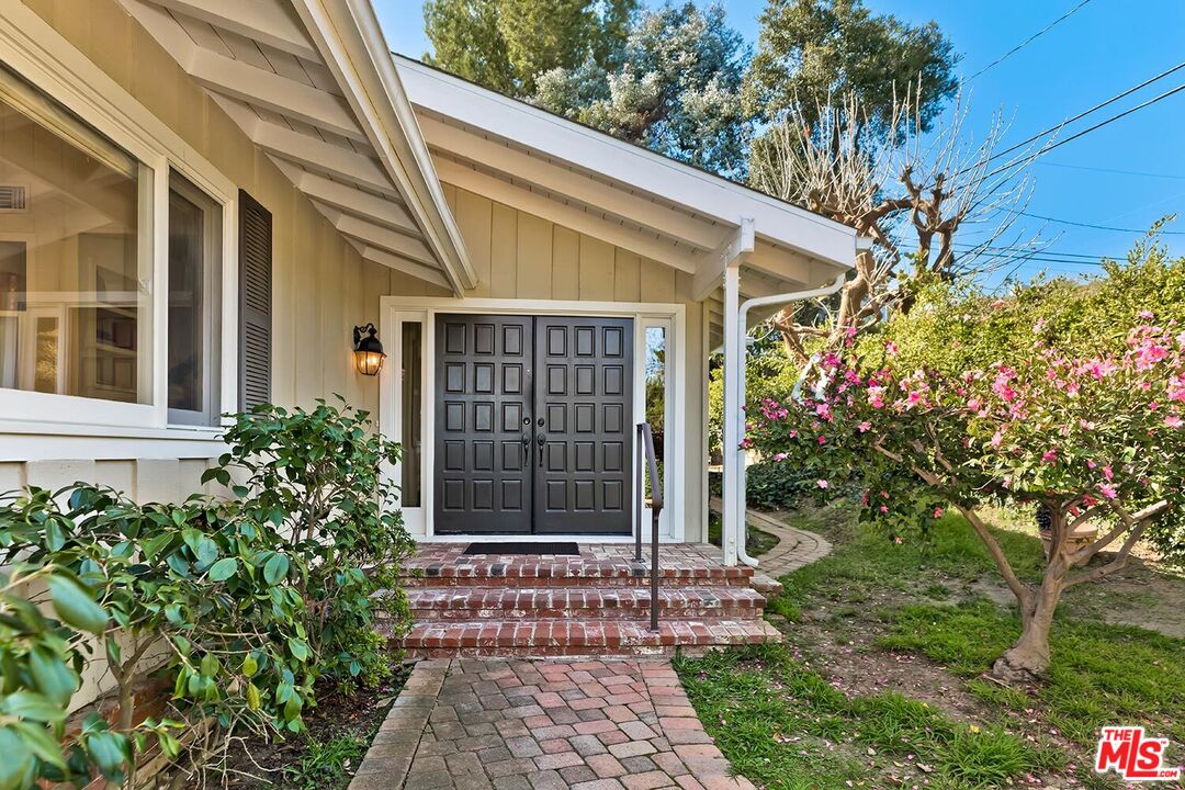 751 Teakwood Road Los Angeles, CA 90049 - Photo 4 of 46 a view of a house with a small garden