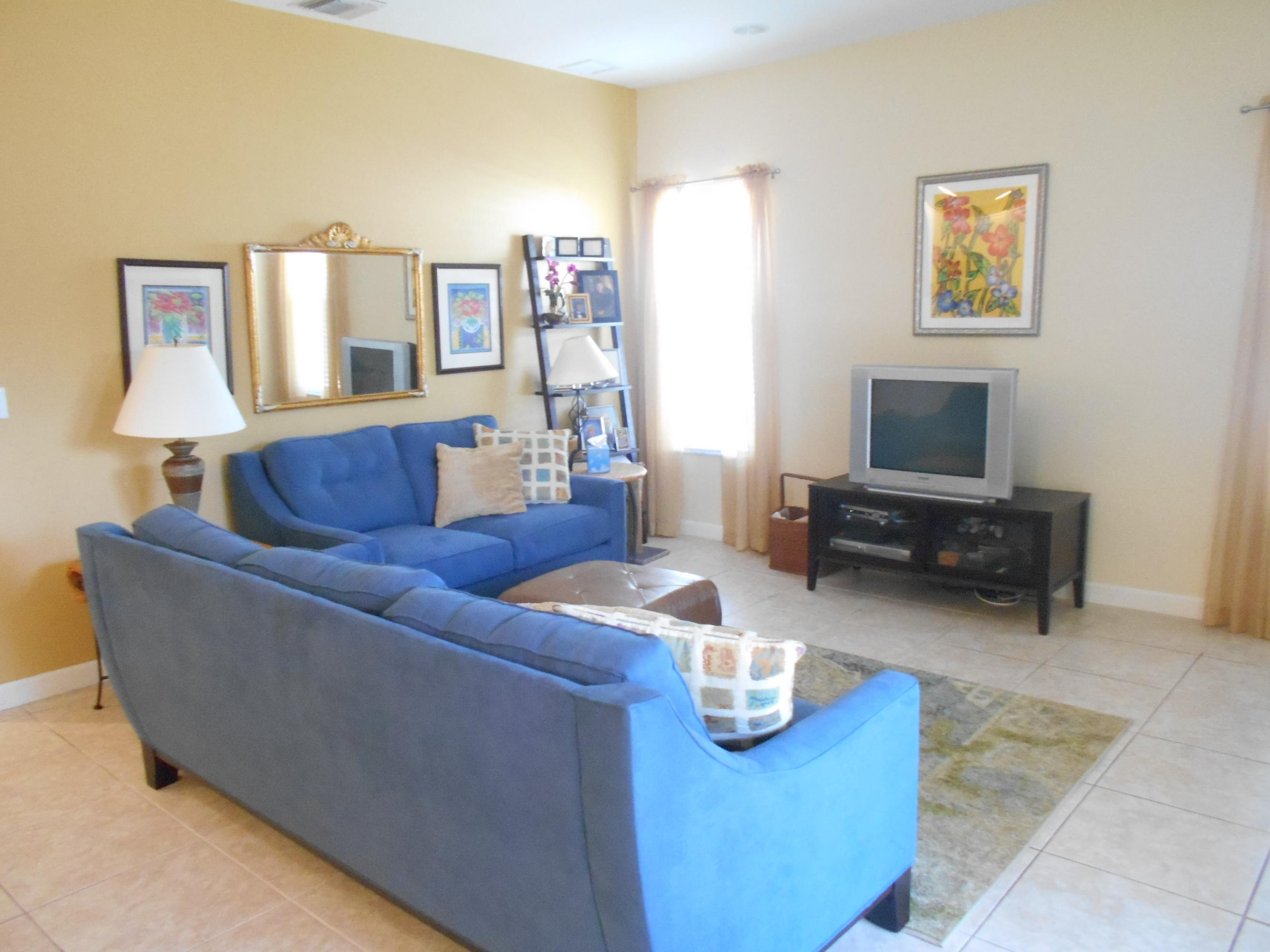 2024 Prairie Key Road Palm Springs, FL 33406 - Photo 8 of 17 Living room