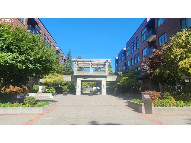 a black and white photo of a building