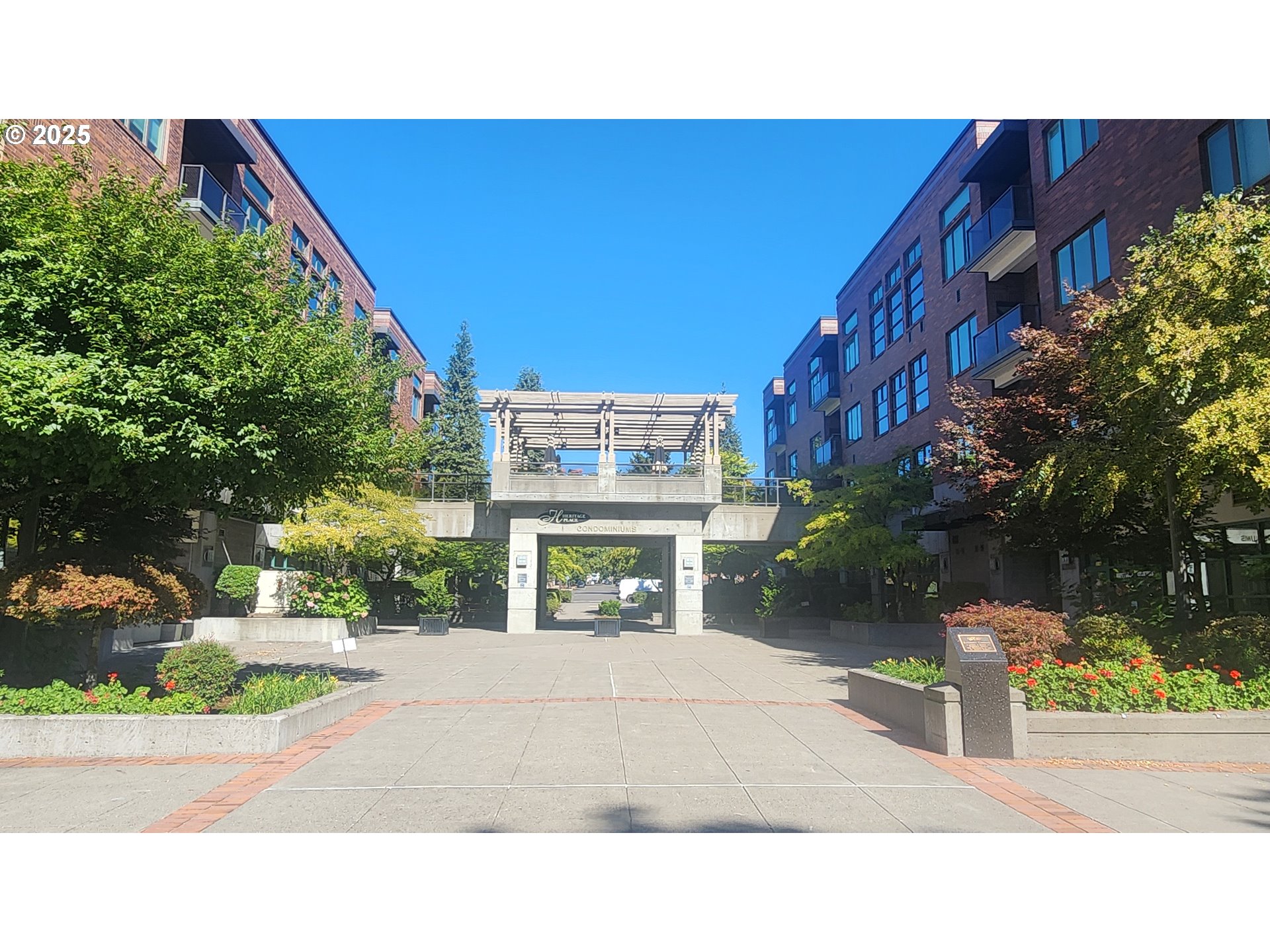 a black and white photo of a building