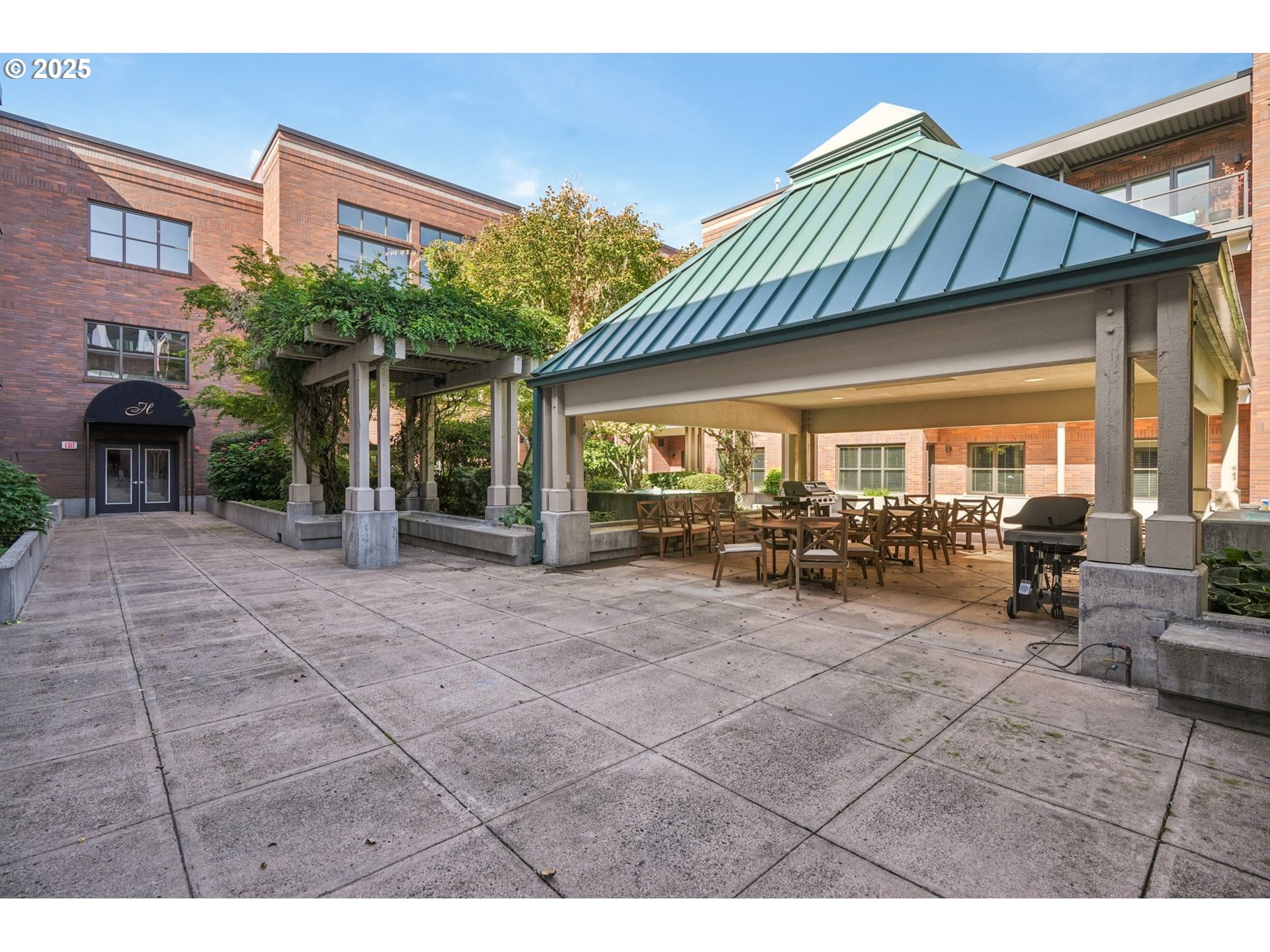 300 West 8th Street, Unit 206 Vancouver, WA 98660 - Photo 39 of 42 a view of a house with porch and sitting area