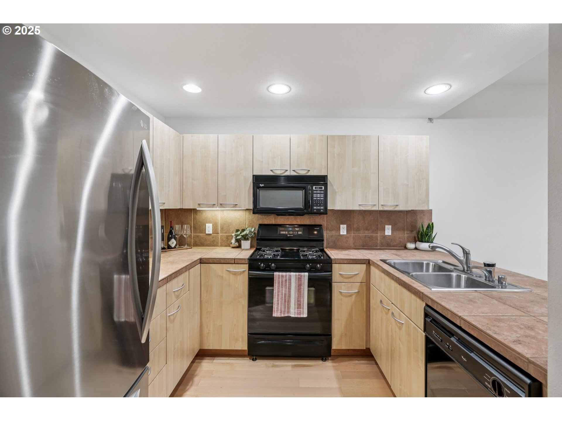 300 West 8th Street, Unit 206 Vancouver, WA 98660 - Photo 6 of 42 a kitchen with a sink a stove and refrigerator