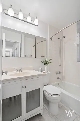 $1,250,000 | 250 West 103rd Street, Unit 3A | Upper West Side