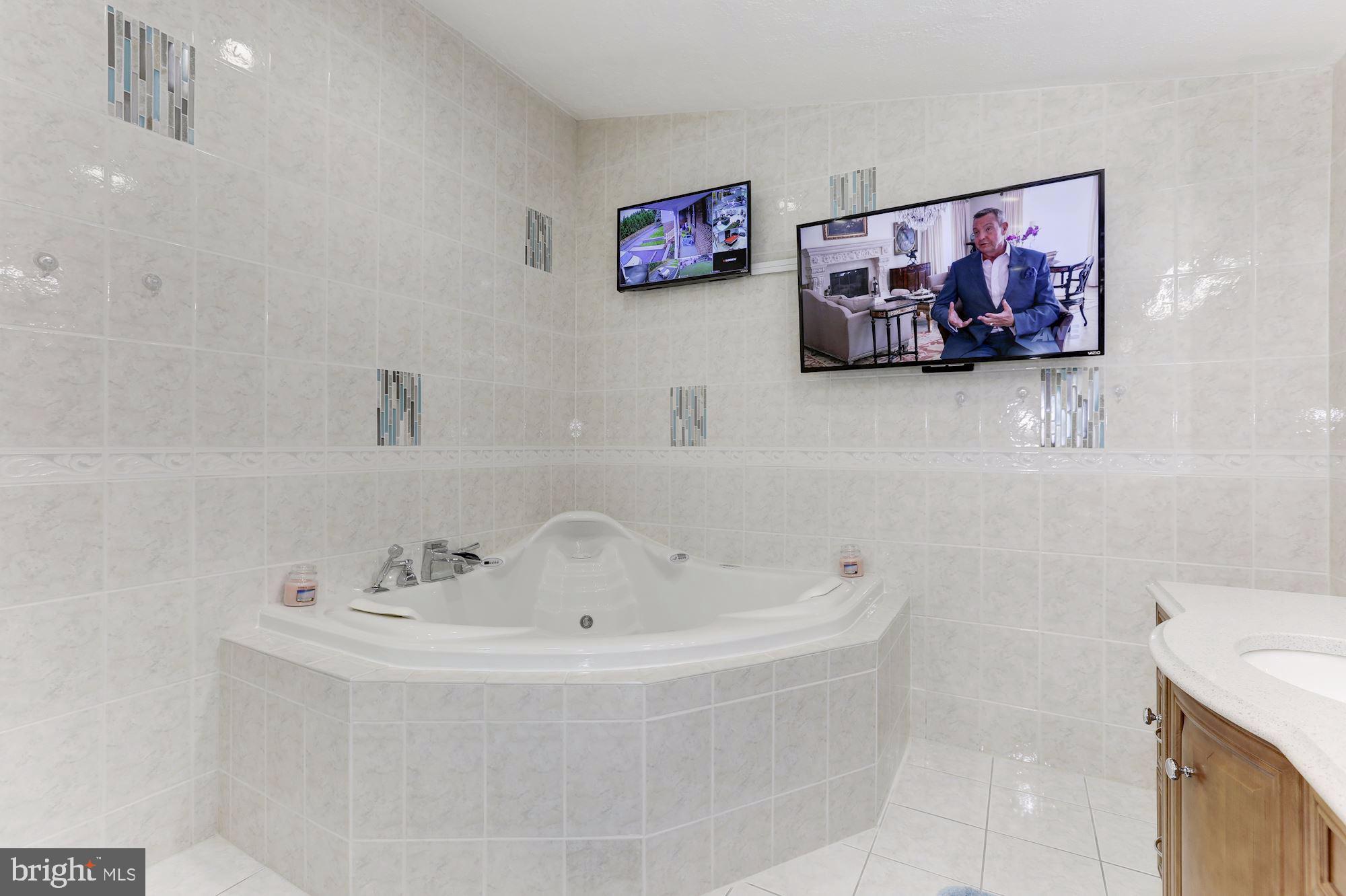 1723 Bayside Beach Road Pasadena, MD 21122 - Photo 30 of 67 Master 2 person whirlpool jetted tub