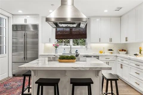 $5,250,000 | 320 Heliotrope Avenue, Corona del Mar, CA 92625