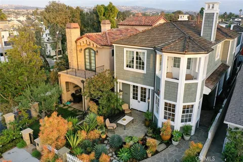 $5,250,000 | 320 Heliotrope Avenue, Corona del Mar, CA 92625