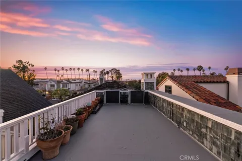 $5,250,000 | 320 Heliotrope Avenue, Corona del Mar, CA 92625