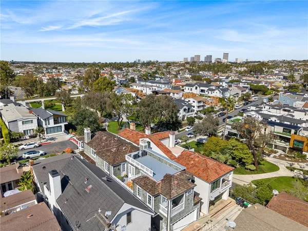 $5,250,000 | 320 Heliotrope Avenue, Corona del Mar, CA 92625