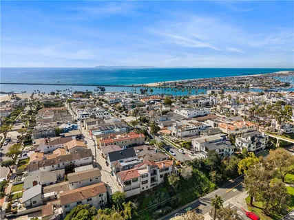 $5,250,000 | 320 Heliotrope Avenue, Corona del Mar, CA 92625