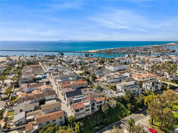 $5,250,000 | 320 Heliotrope Avenue, Corona del Mar, CA 92625
