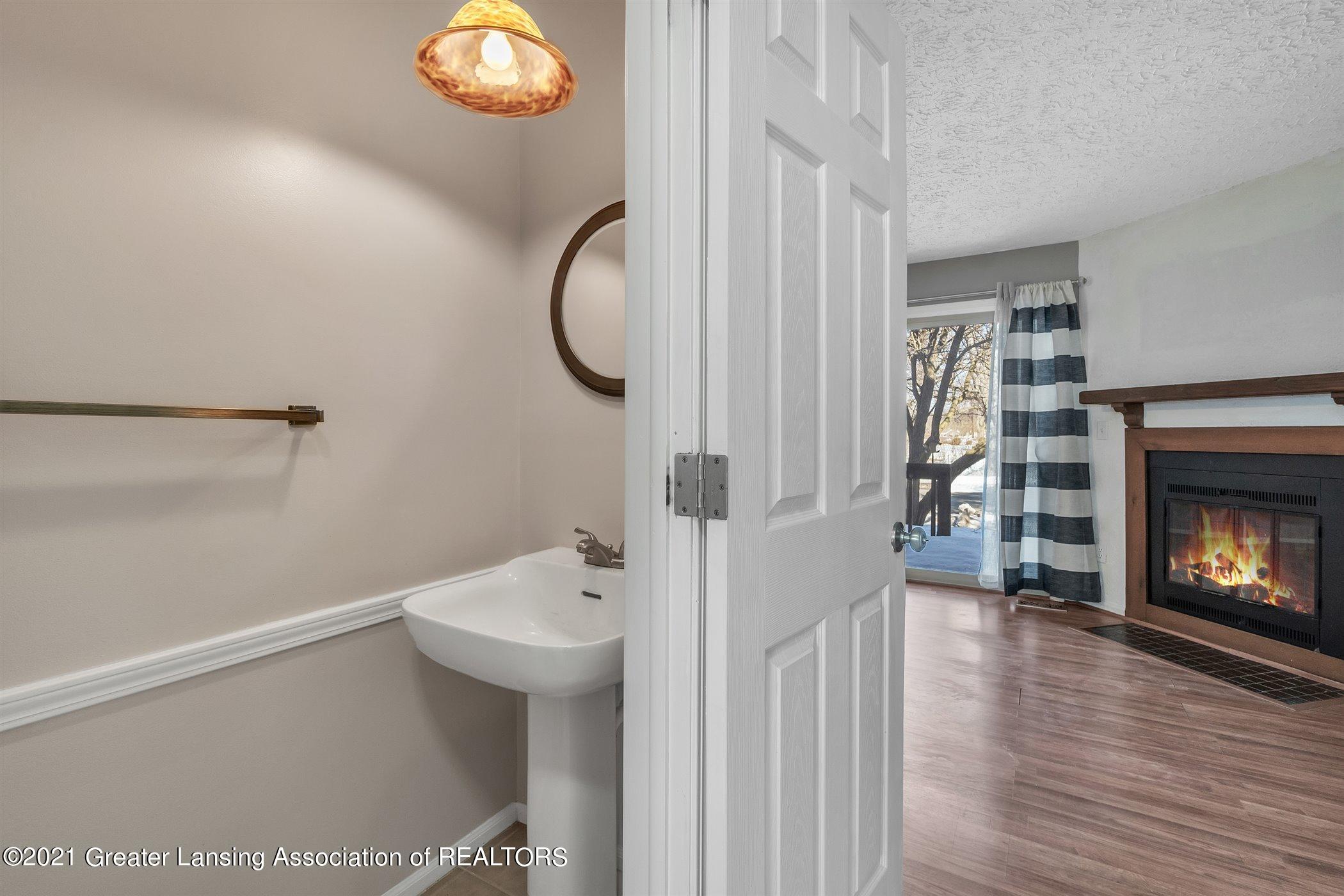 860 Armstrong Road, Unit 5 Lansing, MI 48911 - Photo 9 of 35 HALL 1/2 BATH