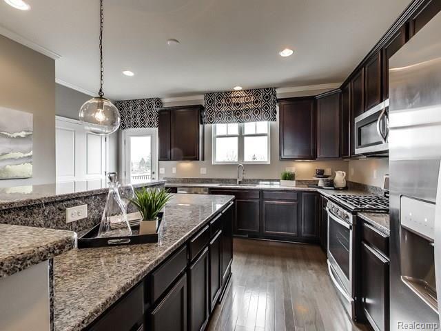 867 Barclay Circle Rochester Hills, MI 48307 - Photo 6 of 10