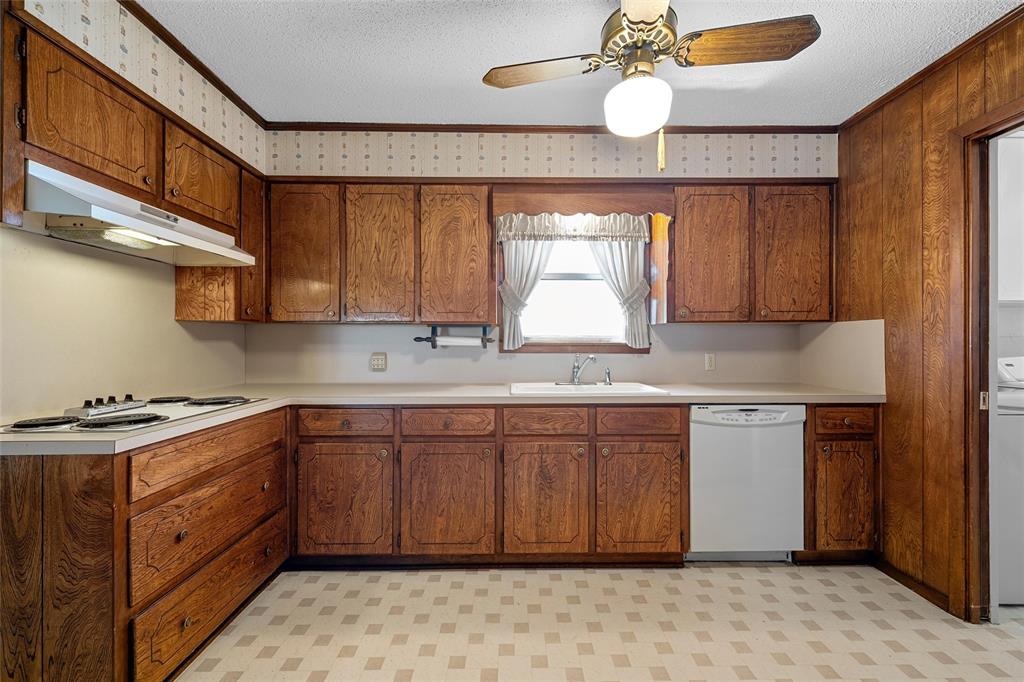 824 Iron Bridge Road Lorena, TX 76655 - Photo 7 of 36