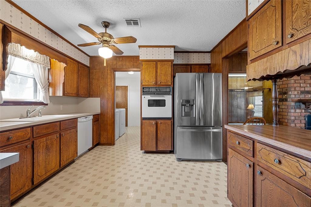 824 Iron Bridge Road Lorena, TX 76655 - Photo 9 of 36