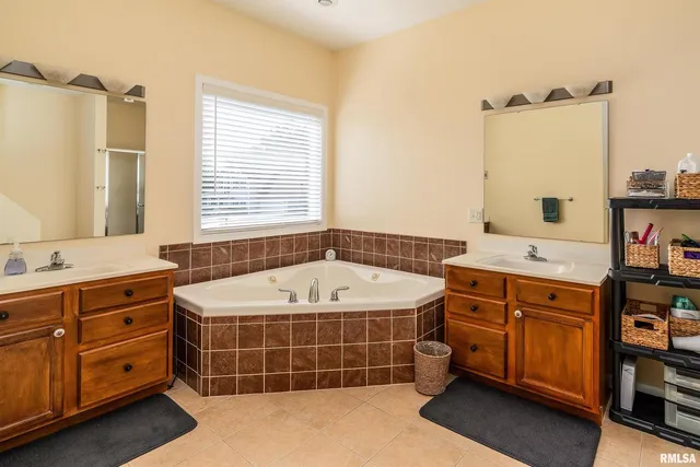 $363,000 | 145 Oakview Road, Carbondale, IL 62901