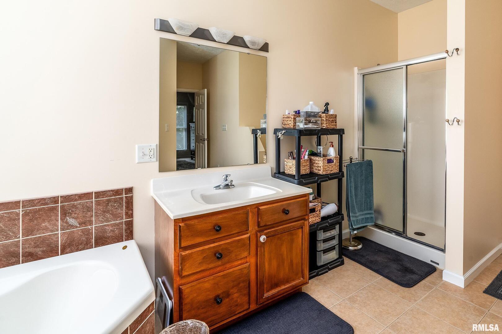 145 Oakview Road Carbondale, IL 62901 - Photo 20 of 42 a bathroom with a tub sink and mirror
