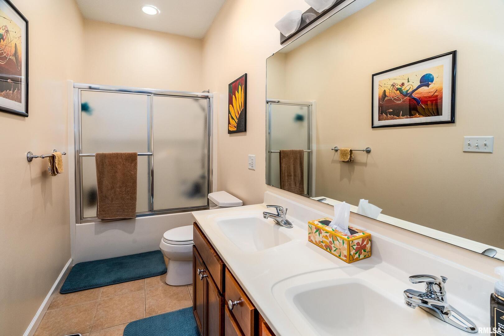 145 Oakview Road Carbondale, IL 62901 - Photo 24 of 42 a bathroom with a sink and a mirror