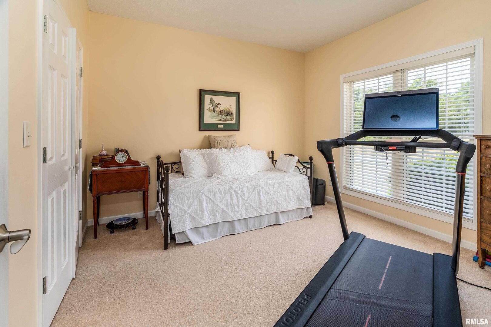 145 Oakview Road Carbondale, IL 62901 - Photo 25 of 42 a bedroom with a bed and a lamp