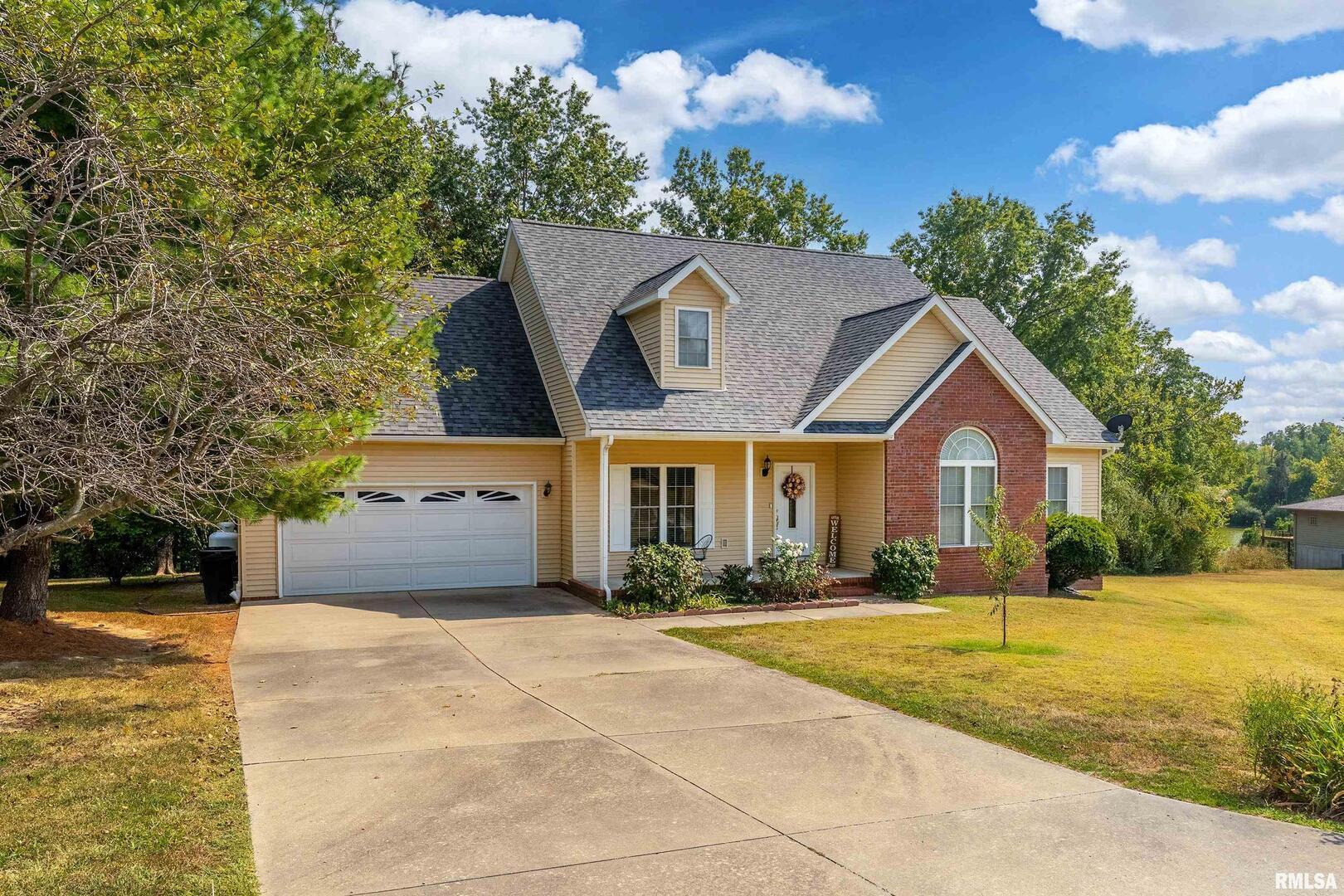 145 Oakview Road Carbondale, IL 62901 - Photo 3 of 42 a front view of a house with a yard