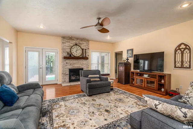 $363,000 | 145 Oakview Road, Carbondale, IL 62901