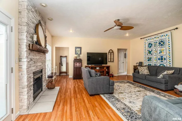 $363,000 | 145 Oakview Road, Carbondale, IL 62901