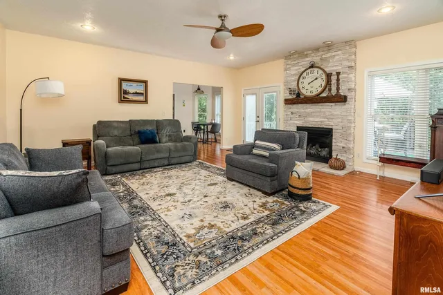 $363,000 | 145 Oakview Road, Carbondale, IL 62901