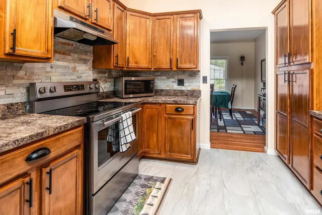 $363,000 | 145 Oakview Road, Carbondale, IL 62901