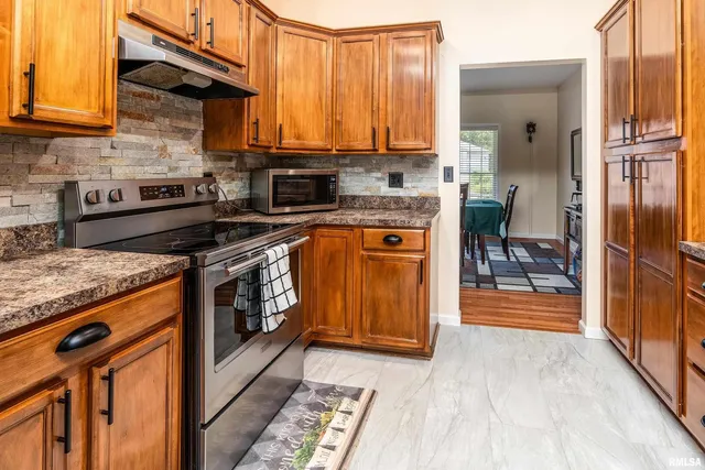 $363,000 | 145 Oakview Road, Carbondale, IL 62901