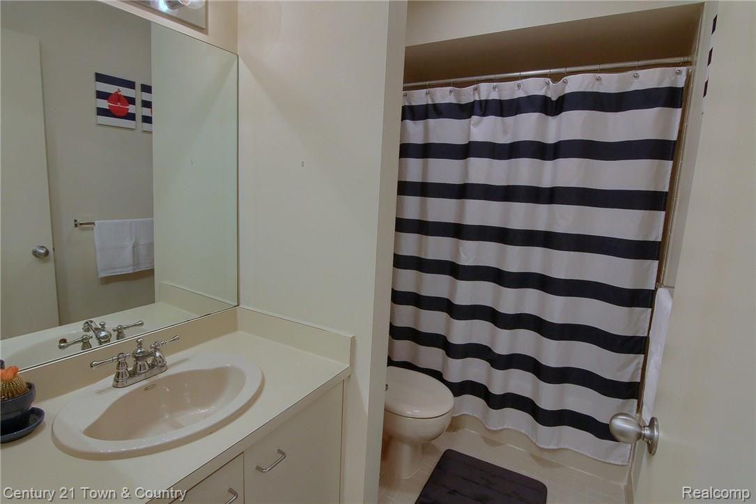 569 Victoria Court Rochester, MI 48307 - Photo 24 of 31 Bathroom.jpg