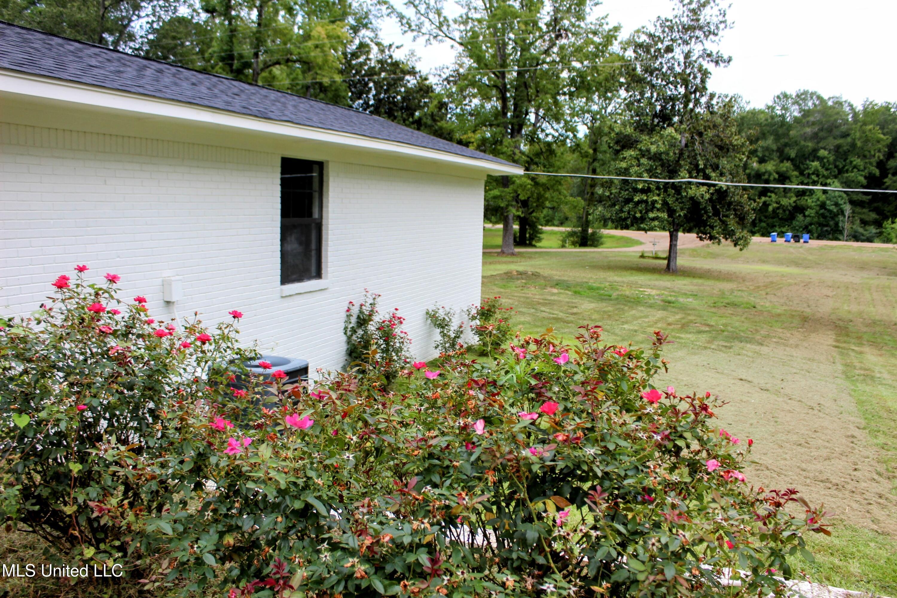 137 Highway 9 Pittsboro, MS 38951 - Photo 4 of 27 IMG_1838