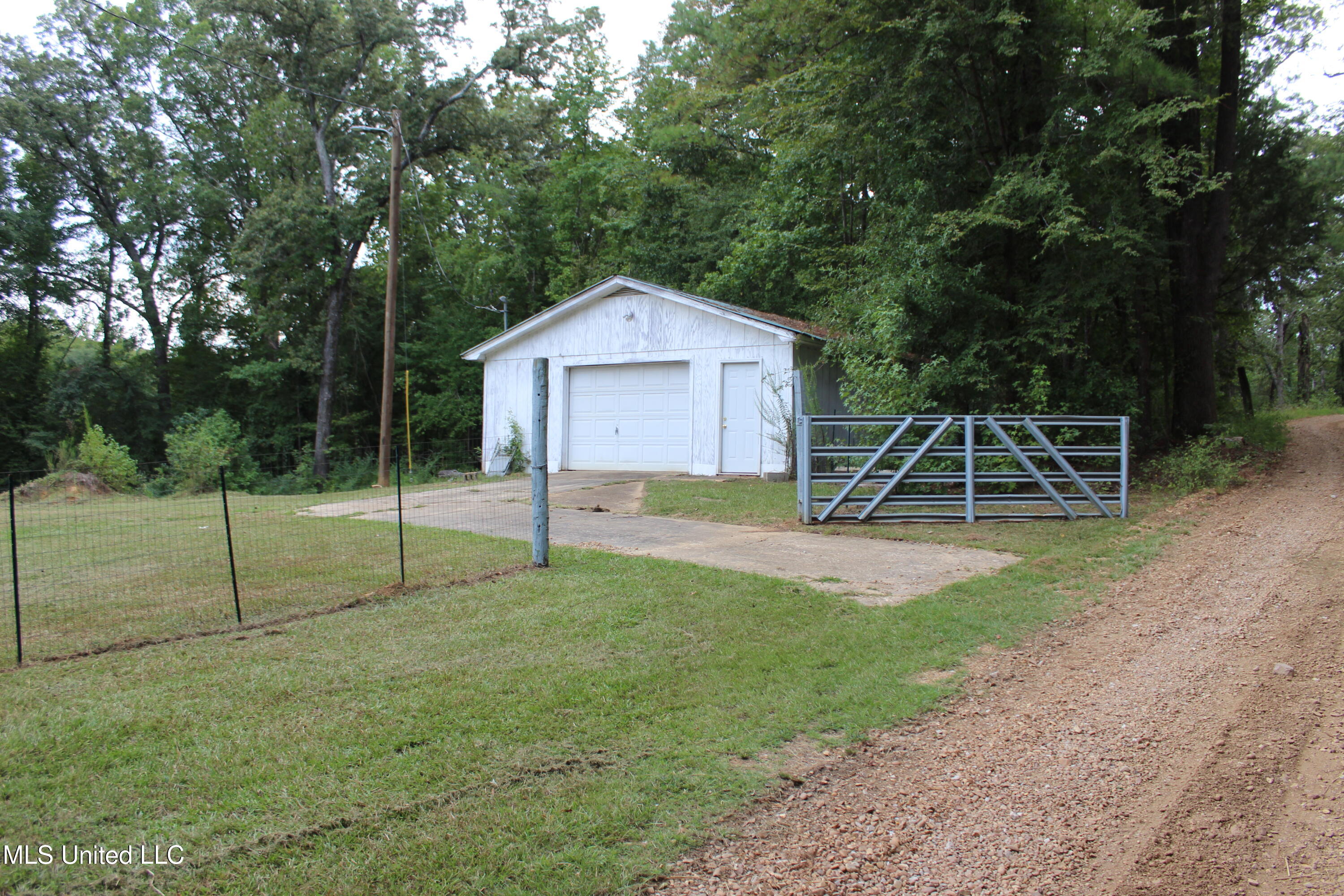137 Highway 9 Pittsboro, MS 38951 - Photo 6 of 27 IMG_1852