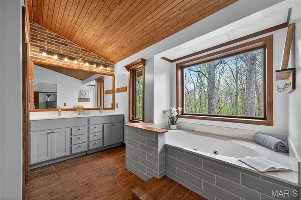 $675,000 | 35 Green View Drive, Defiance, MO 63341