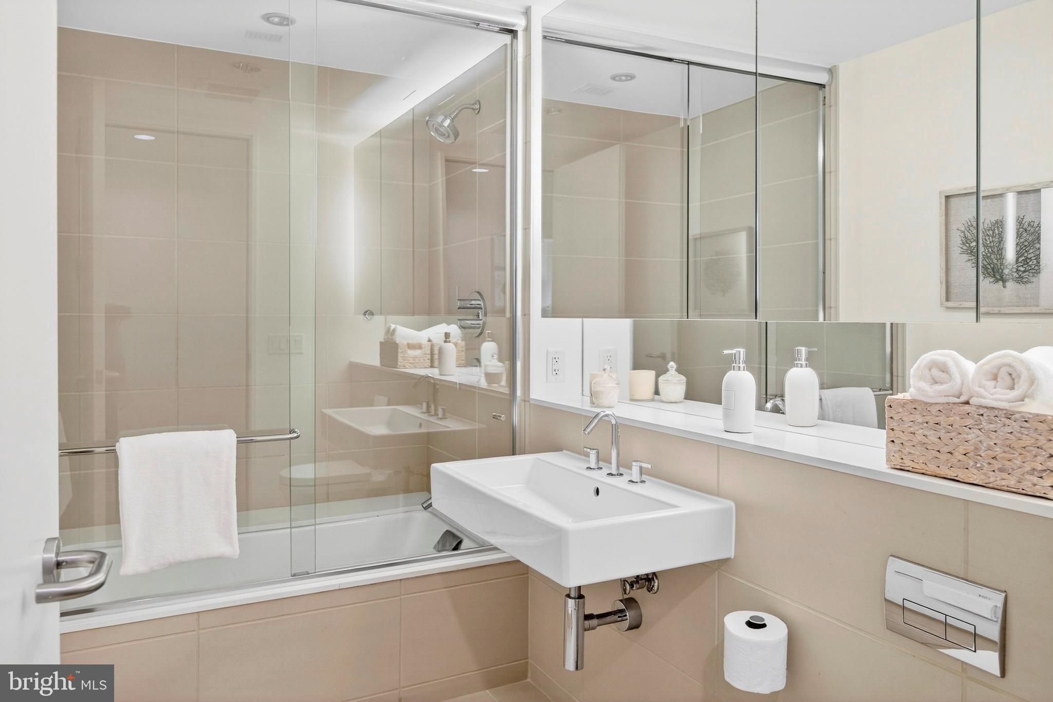 925 H Street Northwest, Unit 515 Washington, DC 20001 - Photo 33 of 57 Primary Suite Full Bath Southwest