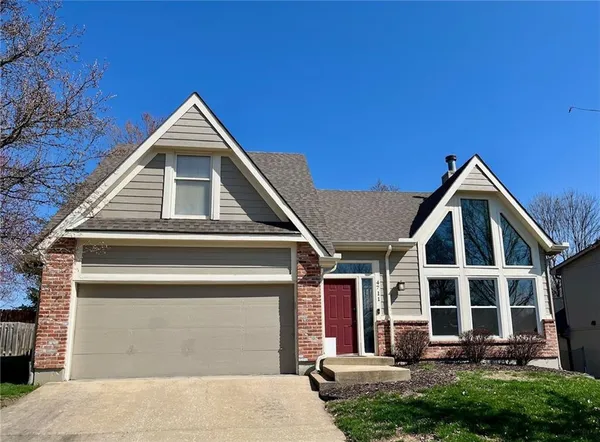$350,000 | 4711 Roundtree Court, Shawnee, KS 66226