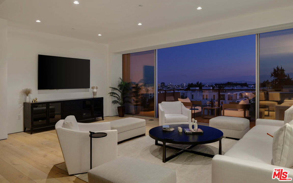 8899 Beverly Boulevard, Unit 6G Los Angeles, CA 90048 - Photo 19 of 25 a living room with furniture and a flat screen tv