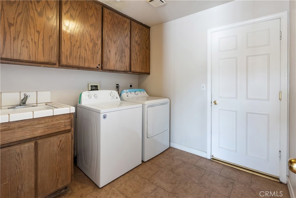 17656 Mockingbird Hill Circle Riverside, CA 92504 - Photo 13 of 49 a utility room with sink dryer and washer