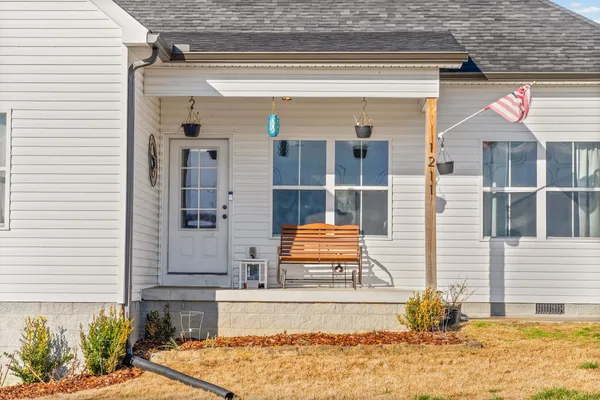 $400,000 | 1211 North Charlotte Street, Dickson, TN 37055