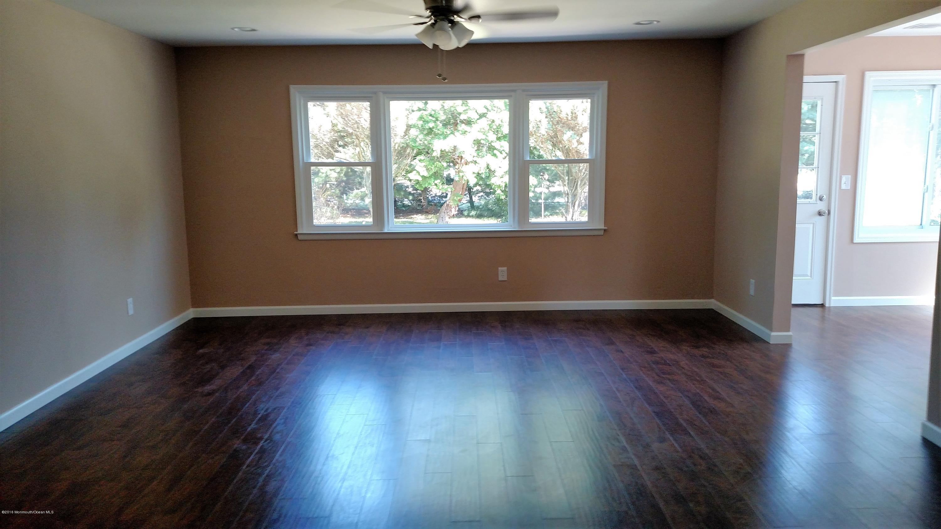 121 Georgetown Road Toms River, NJ 08757 - Photo 5 of 21 Living Room