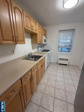$2,000 | 2340 Linwood Avenue, Unit 2C, Fort Lee, NJ 07024