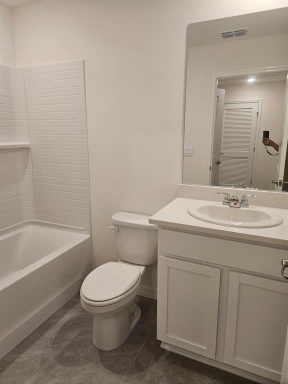6577 Southwest 81st Loop Ocala, FL 34476 - Photo 22 of 25 a bathroom with a sink a toilet and bathtub