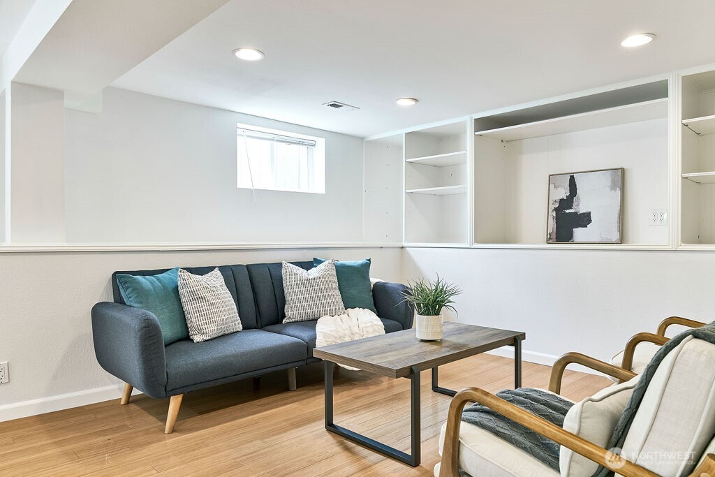4124 Southwest 104th Street Seattle, WA 98146 - Photo 11 of 26 Gallery Image 11