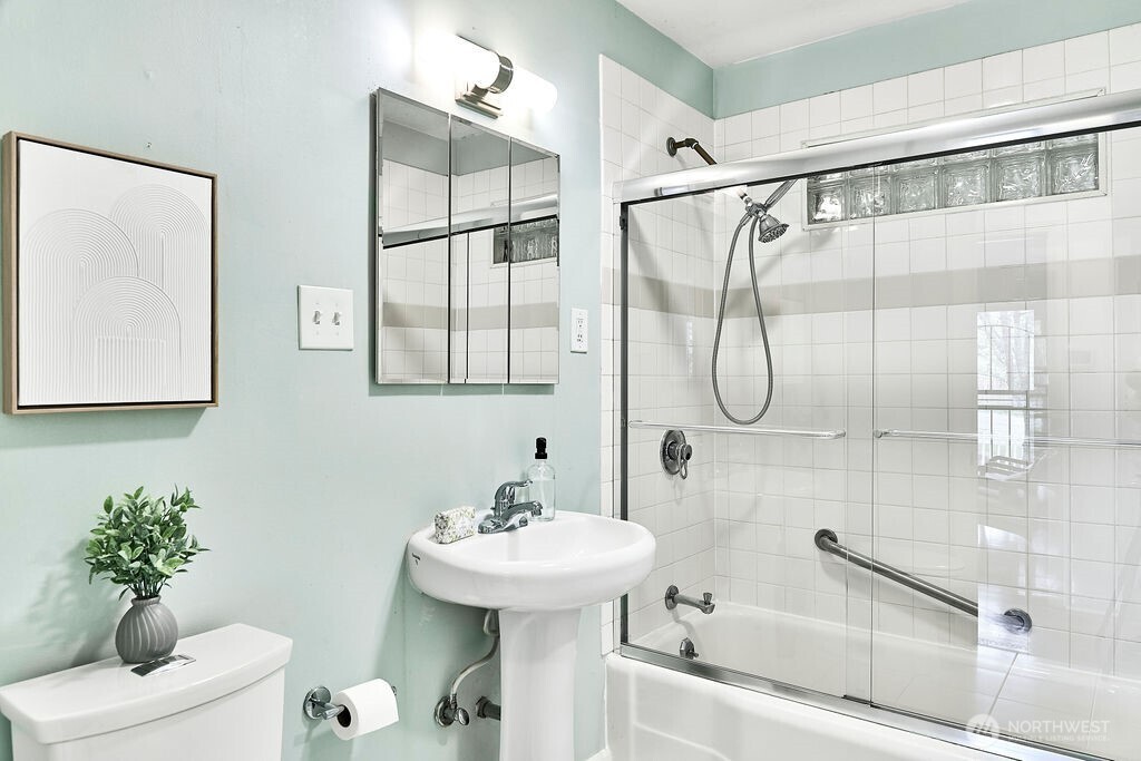 4124 Southwest 104th Street Seattle, WA 98146 - Photo 16 of 26 Gallery Image 16